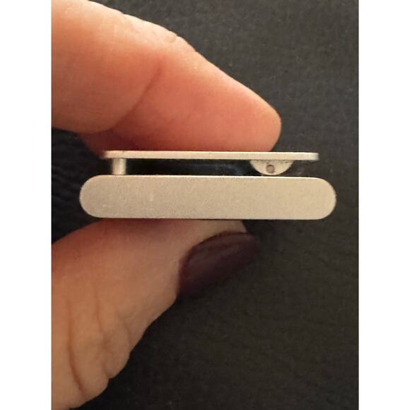 iPod Apple Shuffle 2 GB, Model A1373 PD778LL/A Gray Black - Picture 3 of 5